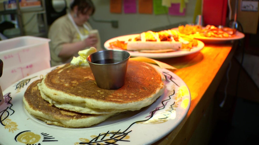 Modern Times Cafe closing at end of year after providing 30,000 free meals in wake of ICE surge — WCCO / CBS Minnesota, Savage Dining news