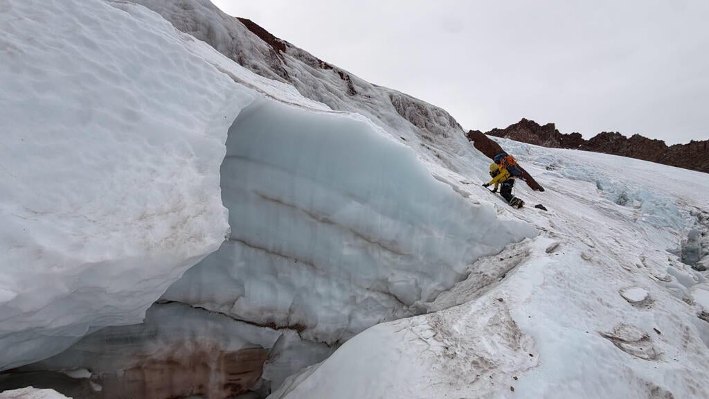 Florida man injured climbing California's Mount Shasta rescued after 2 nights in freezing temps — CBS Miami, Savage Health news