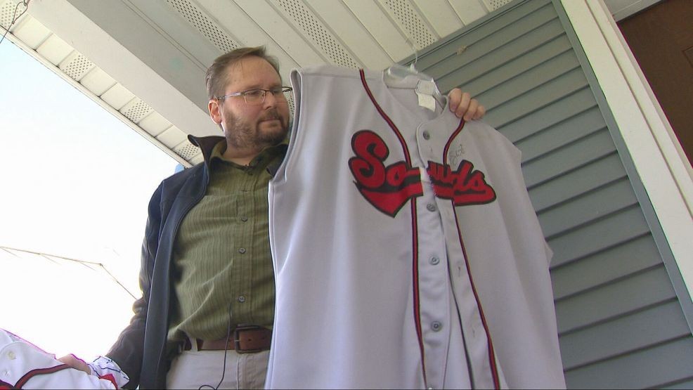 Brewers fan makes long drive from Wisconsin to Tampa Bay for Game 3 — Fox 11 Green Bay Local, Savage Sports news