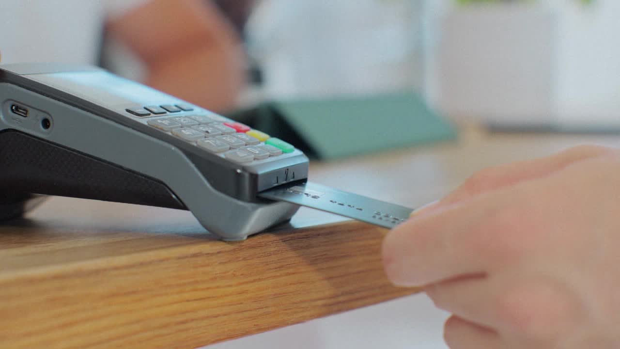 Avoiding fees when holiday shopping — Savage Business news