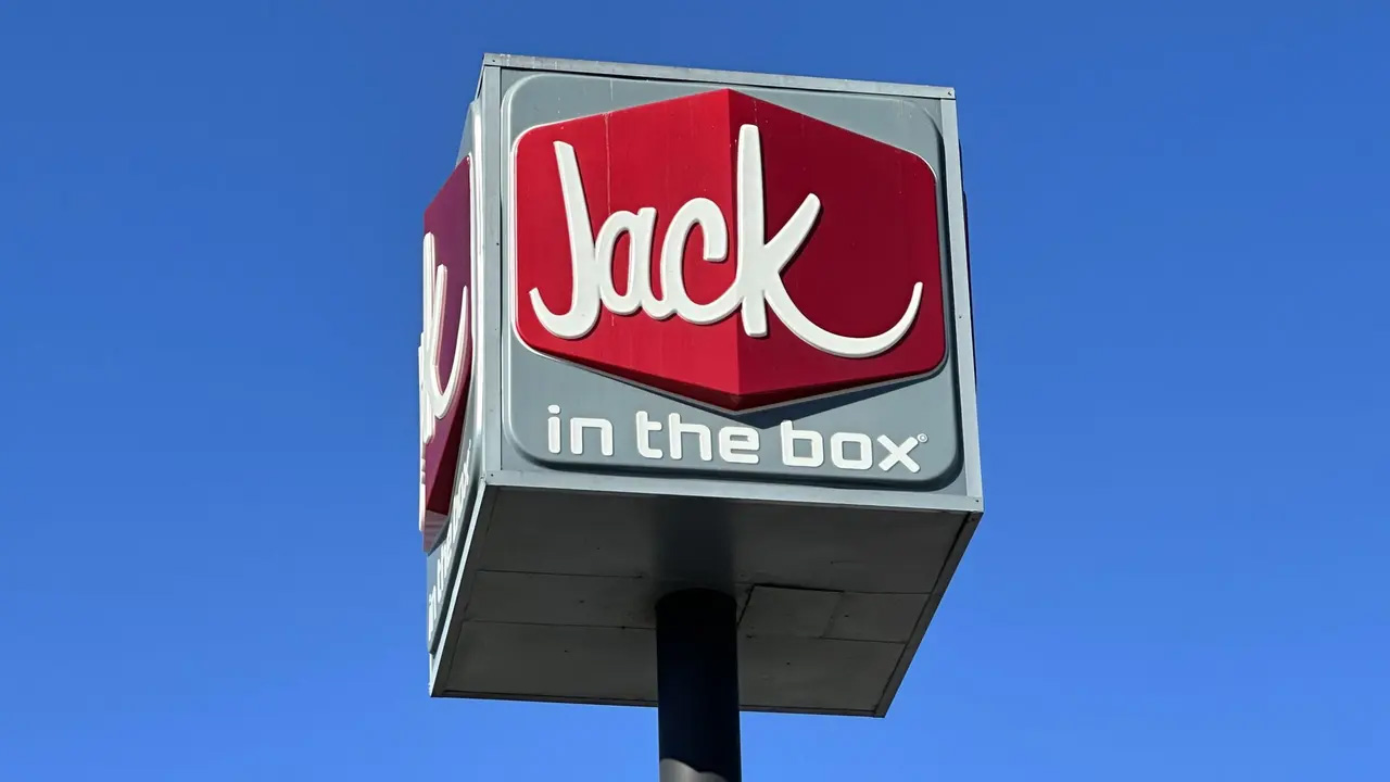 Scalding hot coffee thrown into fast-food manager’s face by angry customer, DA says — Savage Dining news