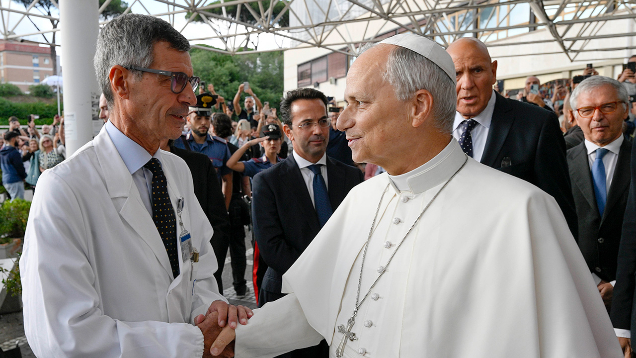 Pope Leo returns to Vatican, four days after lung cancer surgery — FOX 9, Savage Health news